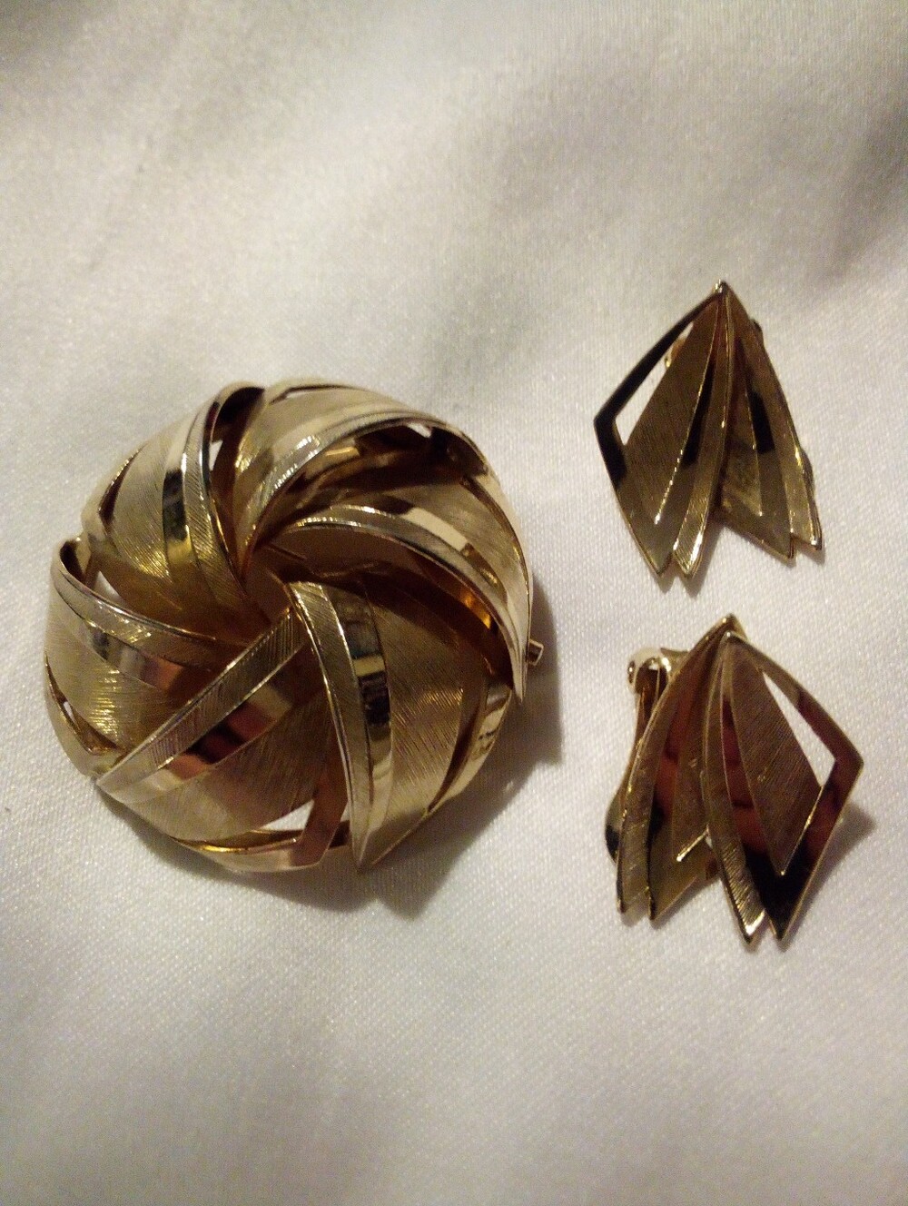 Beautiful Vintage Brooch And Clip On Earrings